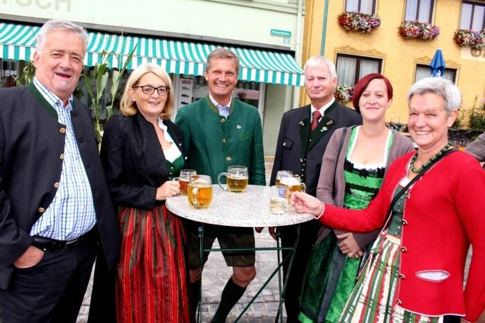 Für Stimmung sorgten elf Musikgruppen, die von Standl zu Standl musikalisch "umiwechsel’ten".