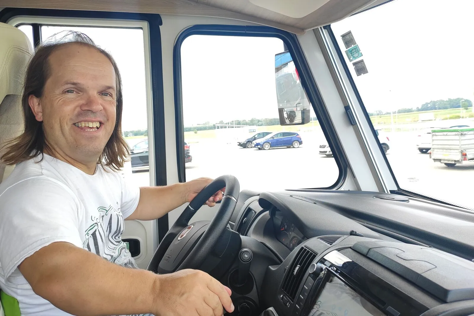 Ganz normaler Alltag: Oberlerchner fährt Auto, hat einen Bürojob und steht in seiner Freizeit gerne auf Theaterbühnen