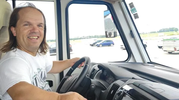 Ganz normaler Alltag: Oberlerchner fährt Auto, hat einen Bürojob und steht in seiner Freizeit gerne auf Theaterbühnen