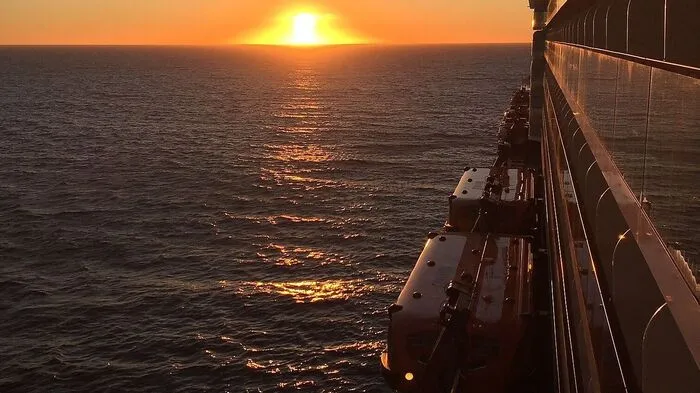 Und es schaukelt doch. „Keine Angst“, haben sie gesagt. „So ein großes Schiff hat doch Stabilisatoren“, haben sie gesagt. Ja, hat es, und trotzdem habe ich einen halben Tag gebraucht, um mich an die leichten Bewegungen zu gewöhnen. „Es ist eine Dame und Damen tanzen gerne“, sagte der Kapitän dazu. Und fühlt es sich an, als hätte man etwas überfahren, dann war es wahrscheinlich nur eine Welle, die das Schiff überholt hat. Schlecht wurde mir aber nicht und in der Nacht war das Schaukeln sogar recht beruhigend und angenehm.