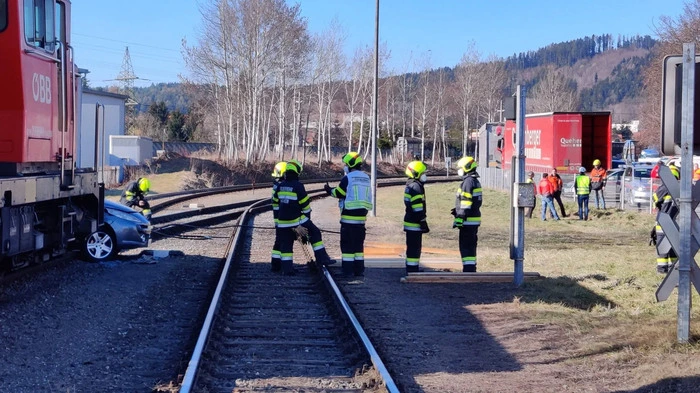 Am Vormittag des 28.02.2021 heulten für zwei der vier Feuerwehren der Großgemeinde Gratwein-Straßengel die Sirenen. Die über Florian Steiermark gleichzeitig alarmierten Freiwilligen Feuerwehren Gratwein und Judendorf-Straßengel wurden zu einem Verkehrsunfall mit vermutlich mehreren eingeklemmten Personen alarmiert.