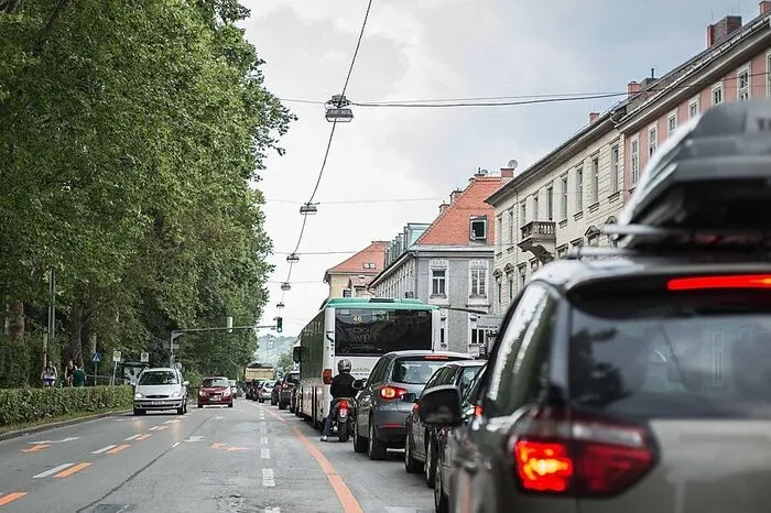 Das Glacis ist trotz zweier Fahrspuren in beide Richtugn stauanfällig. Das Phänomen: Als durch die Großbaustelle 2014 die Strecke teils nur einspurig war, blieb das Chaos aus.