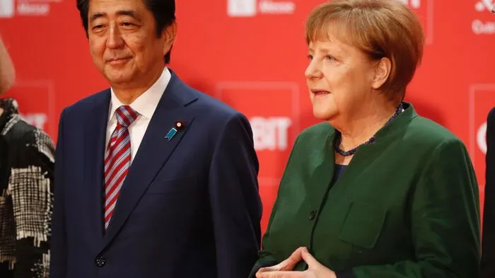Bei der Eröffnung der Fachmesse Cebit zusammen mit Japans Premierminister Shinzo Abe hat die deutsche Bundeskanzlerin Angela Merkel das Thema Digitalisierung angesprochen: "Es geht um Millionen von Menschen, die zum Teil noch nicht wissen, was sie erwartet."