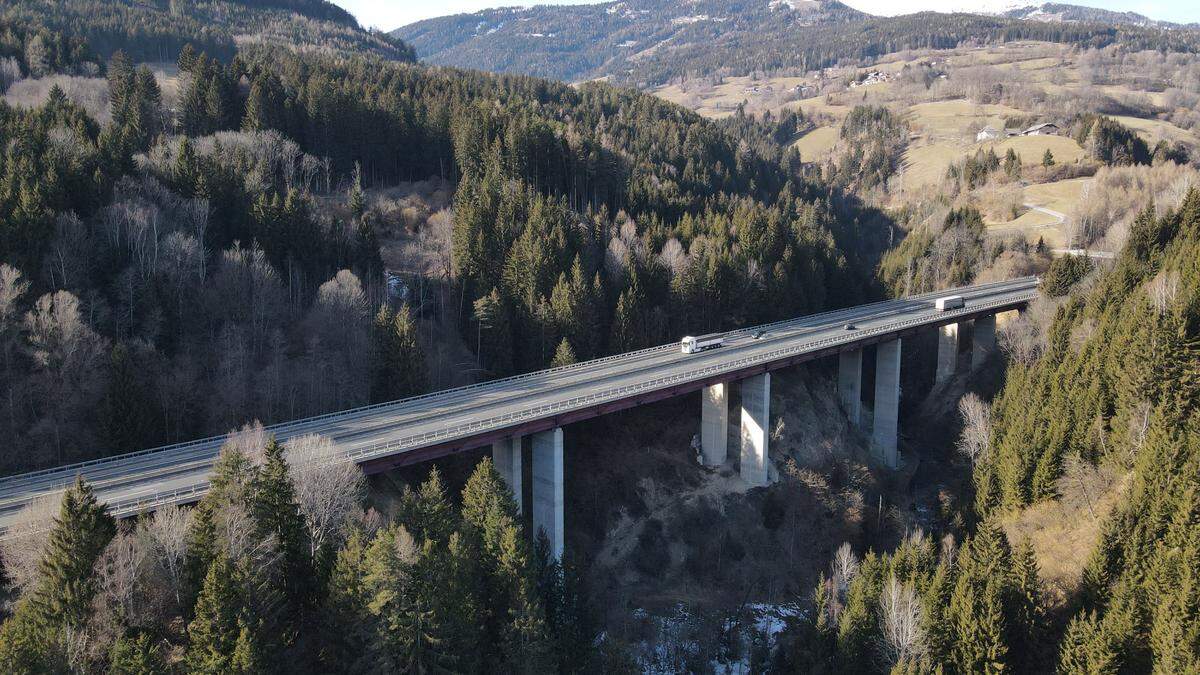 Im Rahmen einer vierjährigen Bauzeit wird der Autobahnübergang Steinbrückenbach neu gebaut