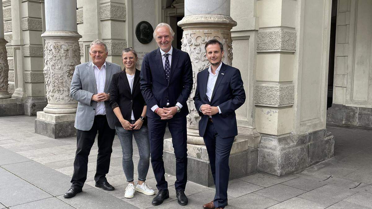 Ab 1. August die neue Citymanagerin von Graz: Verena Hölzlsauer mit Holding Graz CEO Wolfgang Malik, Stadtrat Günter Riegler und Holding Marketingchef Richard Peer