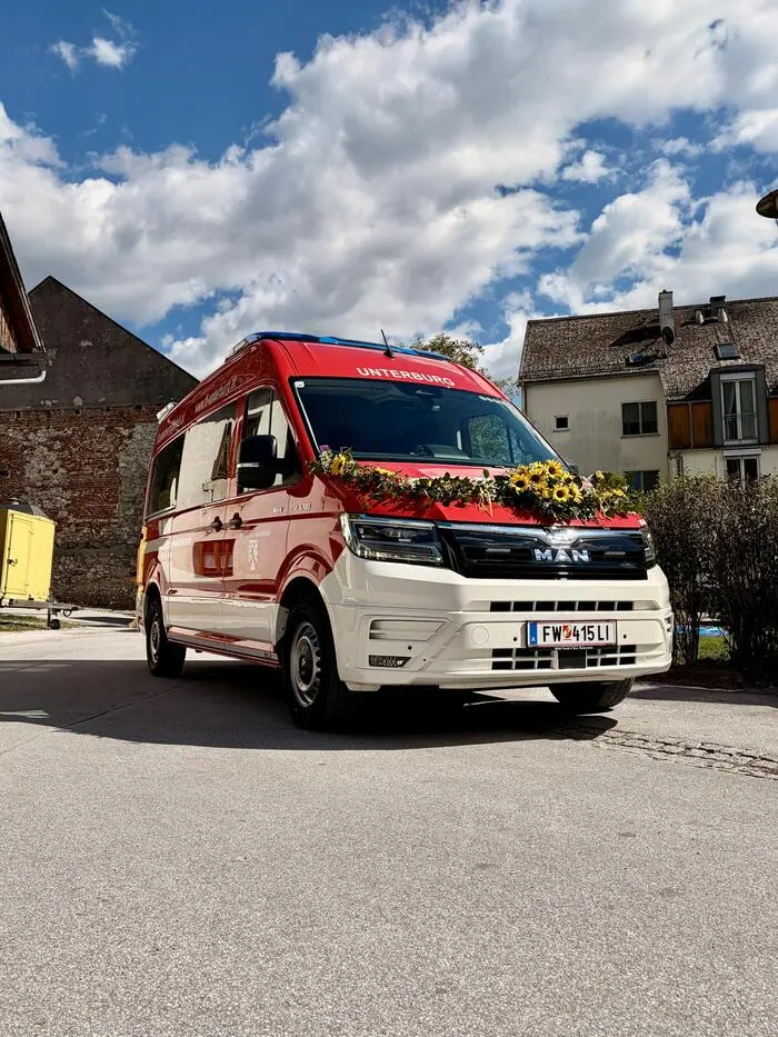 Das neue Fahrzeug wurde für seine feierliche Weihe aufgemascherlt