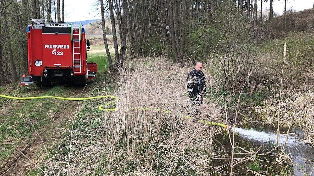 Am Mittwochnachmittag befüllte die Feuerwehr Dechantskirchen einen Tümpel