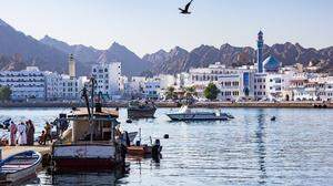 Blick auf die Corniche von Maskat vom Fischerhafen aus