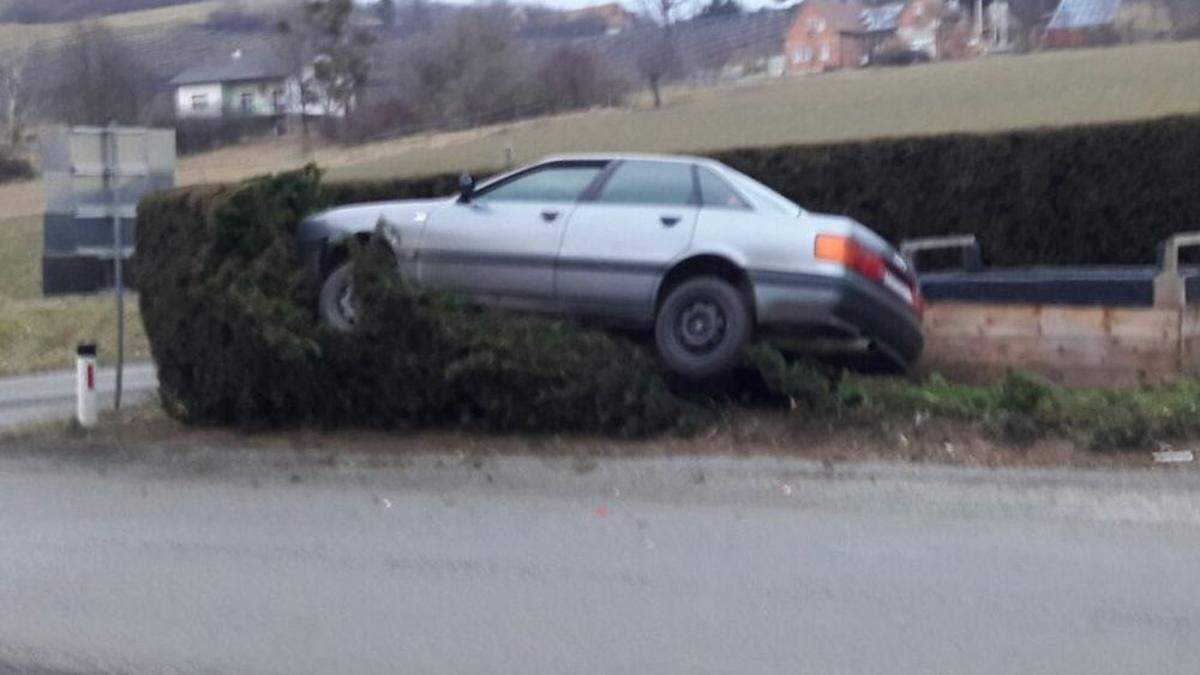 Von der Straße abgekommen, auf die Hecke aufgeritten