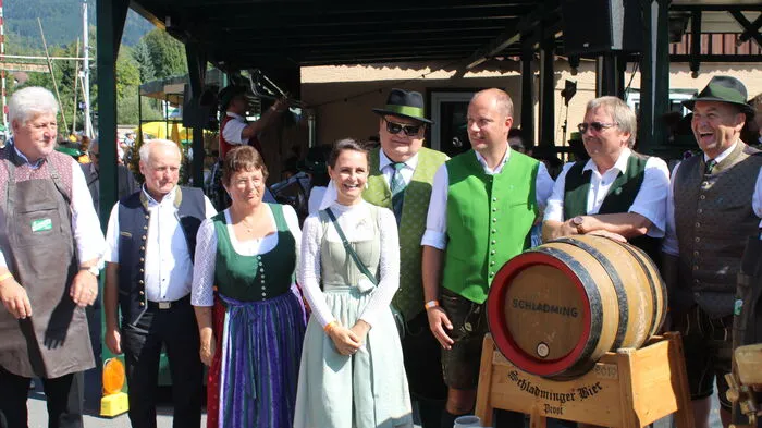Alles bereit für den Bieranstich, bei dem auch NAbg. Corinna Scharzenberger vor Ort war. Sie betonte: "Der Aicher Kirtag ist der Inbegriff von gelebter Tradition. Wir haben hier über 20 heimische Musikgruppen, Aussteller, die Traditionshandwerk verkaufen und ich glaube, dass das unseren Bezirk auszeichnet.