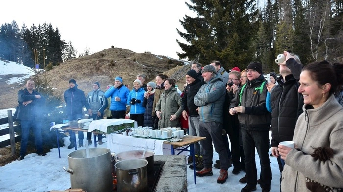 Warten macht lustig: Kochen auf offenem Feuer braucht eben seine Zeit.