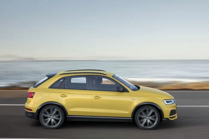 Der Audi Q3 in der Ausstattungslinie „Design“ erhält einen besonders hochwertigen Look. Seine äußeren Lufteinlässe sind horizontal untergliedert, der Unterfahrschutz ist am vorderen und hinteren Stoßfänger in einem matten Silberton lackiert. Der Kontrastbereich der Stoßfänger sowie die Radläufe sind in Steingrau matt gehalten.