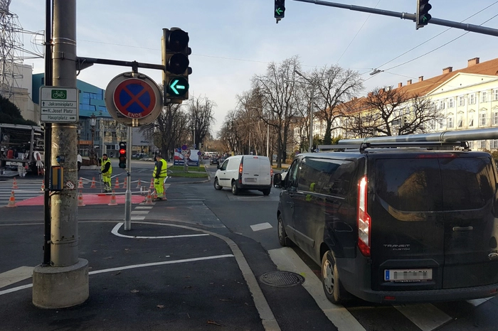 Zudem haben Radler und Fußgänger Rot, wenn die abbiegenden Autos Grün haben.