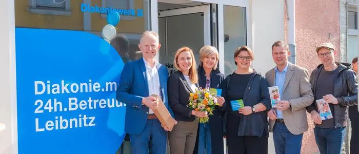 Michael König, Diakoniewerk-Geschäftsführer, Kristin Konduri, Leiterin Diakonie-mobil Leibnitz, Astrid Holler, Stadtentwicklung Leibnitz, Pfarrerin Marianne Pratl-Zebinger, Bürgermeister Daniel Kos und Robert Konrad, Sozialinfo Leibnitz, nahmen an der Eröffnung teil (v.l.)