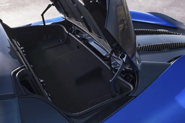Somit wiegt es zusammen mit seinen mechanischen Komponenten nur 46 Kilogramm – der einzige Gewichtsunterschied zwischen dem neuen Cabriolet und dem 570S Coupé.