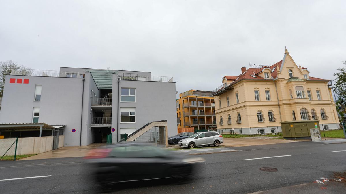 Pleite statt Wohntraum: Projekt Kalsdorf (links), Lapp-Finze-Villa (rechts)