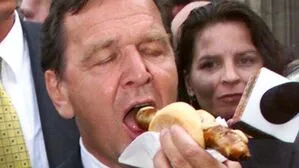 Deutschlands Ex-Bundeskanzler Gerhard Schröder mit Leibgericht