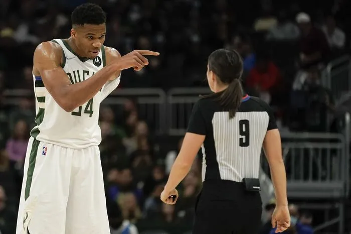 Der Meister aus Wisconsin hat auch heuer gute Chancen. Der Kader blieb nahezu unverändert. Forward Giannis Antetokounmpo hat den Play-Offs seinen Stempel aufgedrückt und wurde auch Finals-MVP. Der 26-jährige Grieche beginnt sein neuntes Jahr in der Liga und steht damit erst am Beginn seiner besten Basketballjahre.