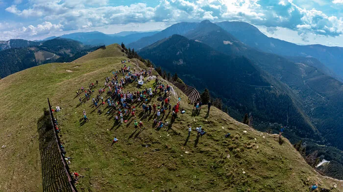 Auf der Wetterin steht ein neues Gipfelkreuz, das von Schülern des Poly Mariazell in Handarbeit hergestellt wurde. Gespendet hat es der Mürzzuschlager Juwelier Christian Rössler, und gesegnet wurde es am Sonntag durch den Dompfarrer des Wiener Stephansdoms, Toni Faber.