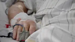 ++ THEMENBILD ++  Illustration zum Thema ?Intensivstation / Covid-Station / Pflege? auf der Intensivstation 1c der Salzburger Landeskliniken (SALK) am Mittwoch, 17. November 2021.