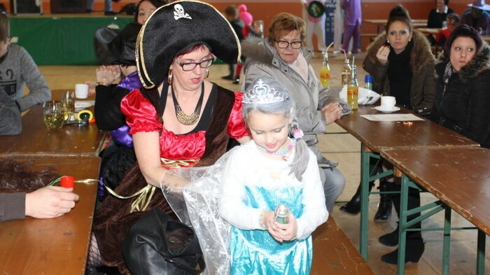 Tolle Masken stürmten durch den Saal.