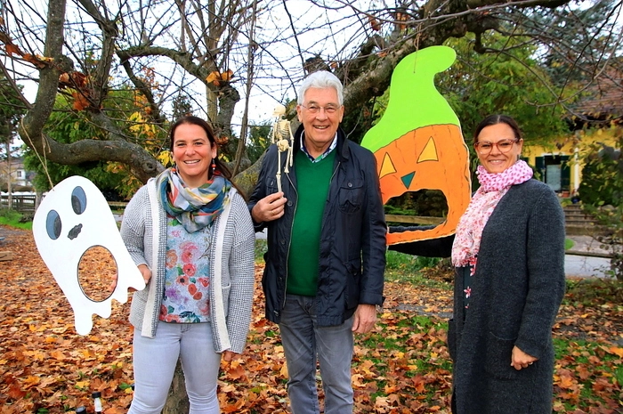Dort hatte die Gemeinde mit Bürgermeister Johann Feichter  zum herbstlichen Fest für kleine Geister, Hexen und Herbstzwerge geladen. Organisiert wurde das lustige, bunte Treiben von der "sozkom GmbH &amp; CoKG" mit den Geschäftsführerinnen Kathrin Stern (rechts) und Rita Resch (links).