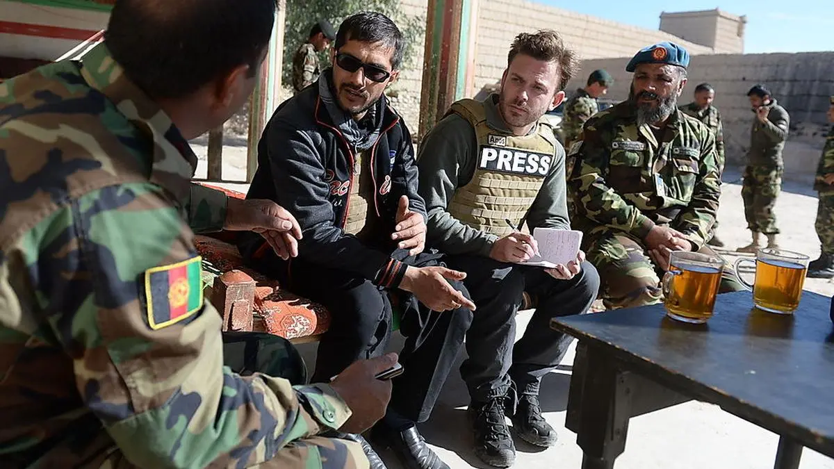 Tägliche Lagebesprechung:  Stefan Gady im Dezember 2015 an der Front gegen den IS in der afghanischen Provinz Nangarhar an der Grenze zu Pakistan