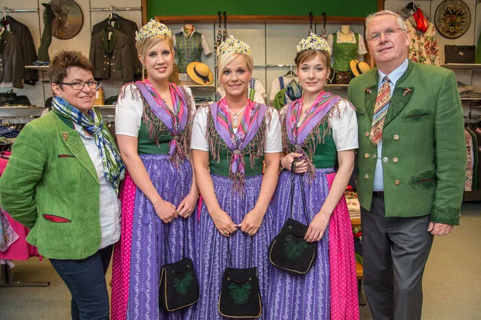 Nach dem Friseurtermin in aller Frühe besuchten die drei frischgebackenen Repräsentantinnen des Ausseerland-Salzkammergutes am Pfingstmontag die Hoheitenausstatter, Tracht &amp; Mode Steinhuber in Bad Aussee: Dirndlkleid, Tuch, Jacke, Tasche, Schuhe, Schmuck und Hut sind wichtige Accessoires für eine Narzissenhoheit.