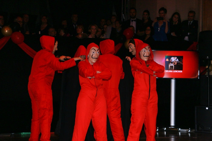 Auf der spanischen Netflix-Serie „La Casa de Papel“ („Haus des Geldes“) beruhend, wurden Kostüme der Bankräuber und Lieder passend zum spanischen Flair ausgesucht.