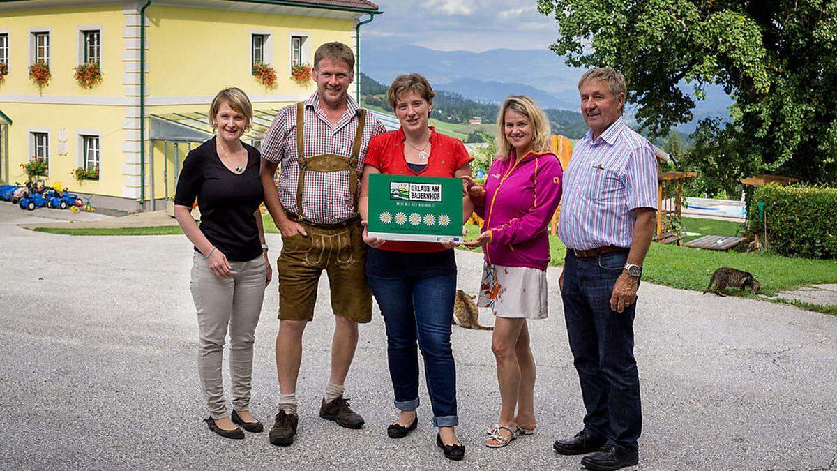 Anneliese Wachernig, Beraterin der LK-Außenstelle St. Veit, Gerhard und Marlies Pirker, GF Edith Sabath Kerschbaumer, Obmann ÖR Hubert Reiner