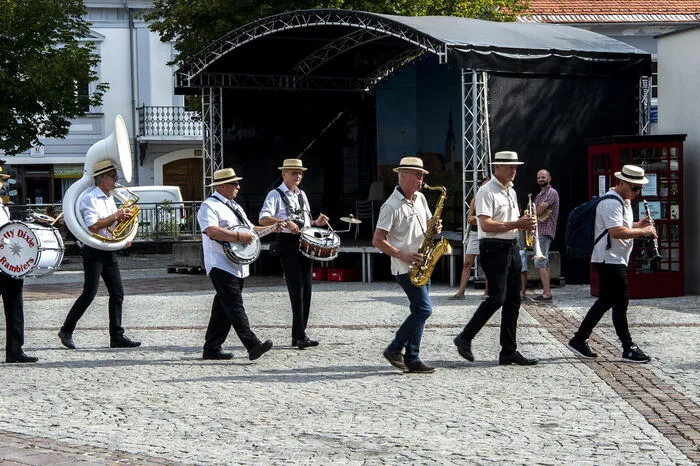 Eröffnet wurde das Festival vom Prohibition Orchestra, geleitet vom Pianisten Nobuo Watanabe, als Solistin gefeiert die junge Sängerin Tanja Filipovic