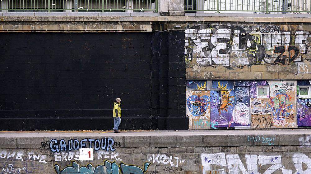 Schwarze Wand statt bunter Graffitis am Wiener Donaukanal 