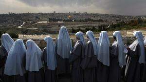Katholische Nonnen bei der Palmprozession am Ölberg in Jerusalem