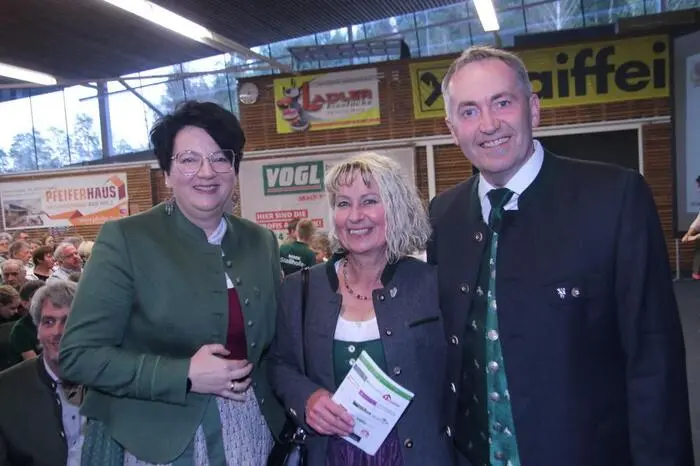 Unter den Gästen waren neben zahlreichen Abordnungen von Musikkapellen auch Bürgermeister Franz Feirer (rechts im Bild), die Landtagsabgeordnete Klaudia Stroißnig (links im Bild) sowie der Präsident der Marktmusikkapelle und Alt-Bürgermeister Vinzenz Krobath, Musikschuldirektor Wolfgang Jud sowie Andreas Angerer und Heinz Janesch vom Bezirks-Blasmusikverband.
