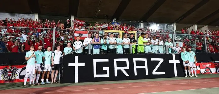 Das ÖFB-Team und die mitgereisten Fans gedachten nach dem Spiel gemeinsam der Opfer in Graz