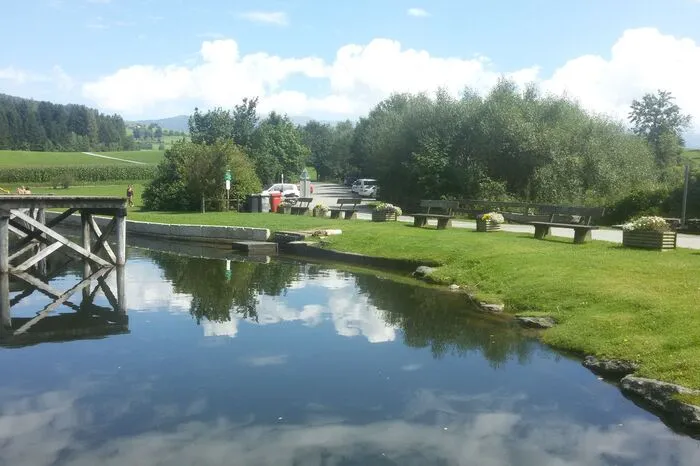 Im Herzen des Naturparks Zirbitzkogel-Grebenzen liegt der Furtner Teich in Mariahof. Der beliebte Badesee auf 870 Meter Seehöhe ist zu großen Teilen ein Vogelschutzgebiet, 237 Vogelarten nisten rund um den Teich. Im Sommer locken ein großer Spielplatz und ausgedehnte Liegewiesen.