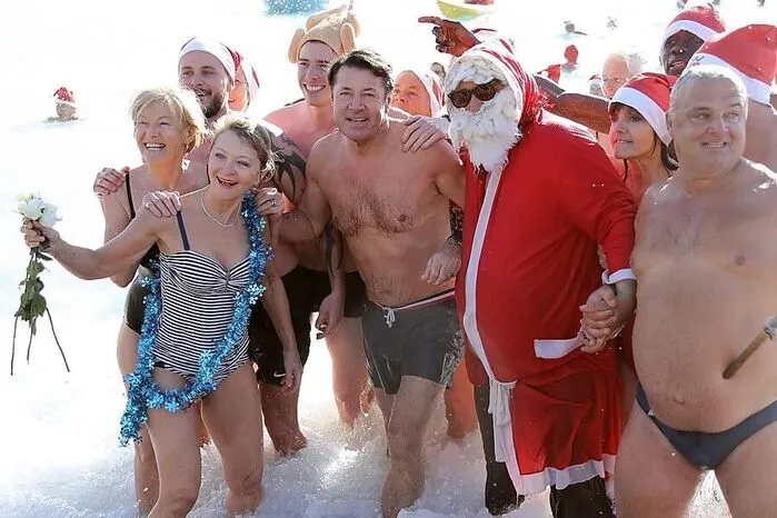 Trotz kalten Wassers tummelten sich viele Feiernde im Meer.
