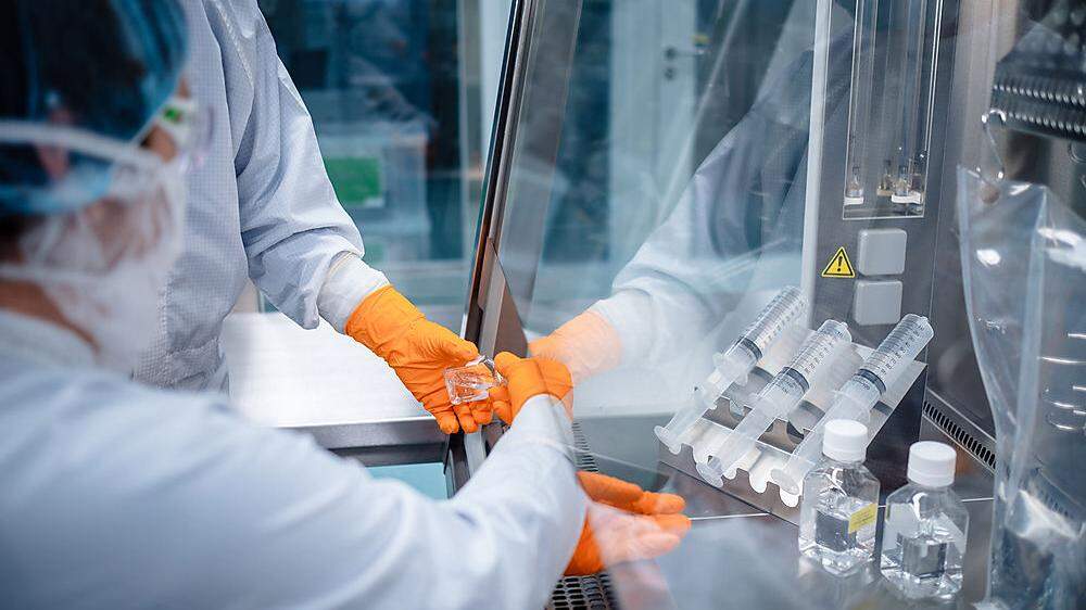 Mitarbeiter des Mainzer Unternehmens Biontech arbeiten in einem Labor. Die Europäische Arzneimittel-Agentur Ema will im Dezember über eine Zulassungsempfehlung entscheiden
