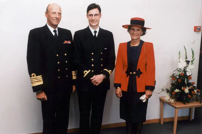 Dabei gilt Haakon als eher unprätentiös. Er wirkt nahbar, freundlich und deutlich weniger distanziert als manche Royals anderer Königshäuser.