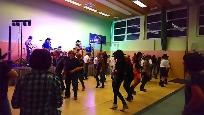 Renate Grabenbauer als Obfrau des Clubs: „Die Musik machts einfach aus. Wir sind Liebhaber der Wildwestklänge und machen auch Line-Dance.“