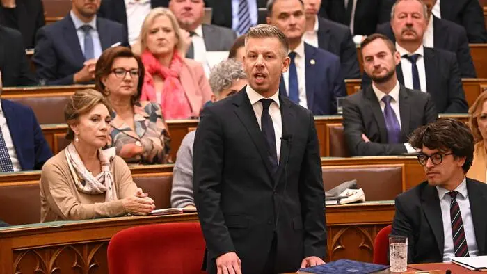 Premier Péter Magyar bei der Parlamentssitzung am Montag