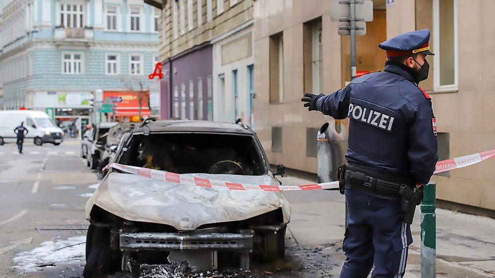 Sechs zivile Polizeiautos wurden Montagnacht in Wien mutmaßlich angezündet. Der Vorfall löste eine Debatte über die Gewaltbereitschaft gegenüber Polizisten aus