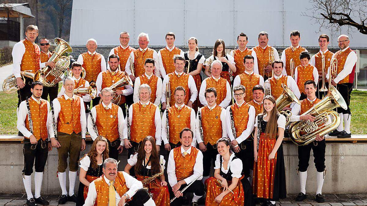 In Orange tritt der Musikverein bei seinen Konzerten auf 