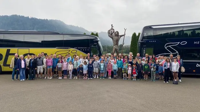 Omas, Opas und Enkelkinder unternahmen gemeinsam einen Ausflug.