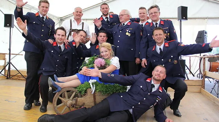Rundum zufrieden und glücklich: Iva Schell mit den singenden Feuerwehrmännern in Preitenegg 