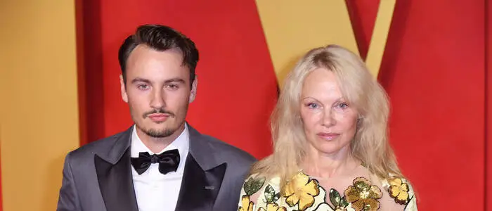 Brandon Thomas Lee mit seiner Mutter Pamela Anderson