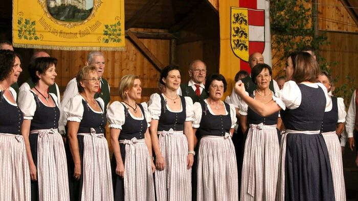 Beim „Postwirt“ in Kraig in der Gemeinde Frauenstein ging am Freitag das traditionelle Hofsingen des Singkreises Frauenstein (Foto) über die Bühne. 