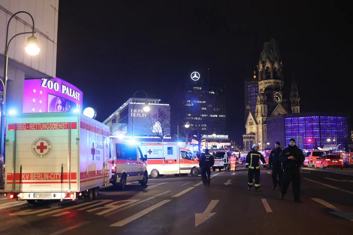 Innerhalb kürzester Zeit war ein Großaufgebot an Einsatzkräften am Kurfürstendamm. Kurze Zeit ...