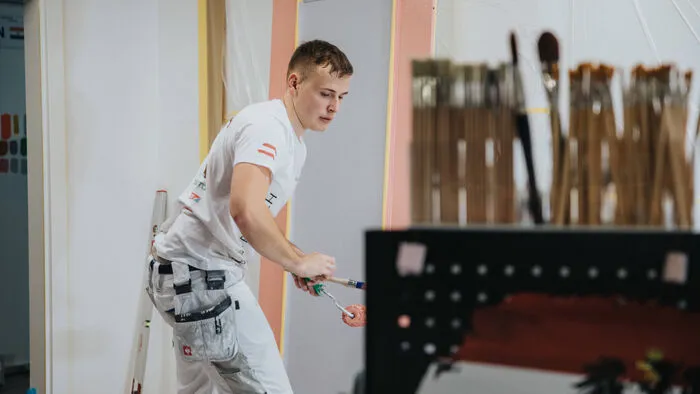 Der 21-Jährige Christoph Pessl holt sich den Weltmeistertitel der Malerinnen und Maler in Bozen