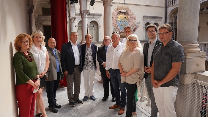 Die Galerieleiterin mit dem Kulturausschuss der Stadt Spittal, LAbg. Hartmut Prasch, Stadtrat Lukas Gradnitzer und Igor Pucker vom Land Kärnten